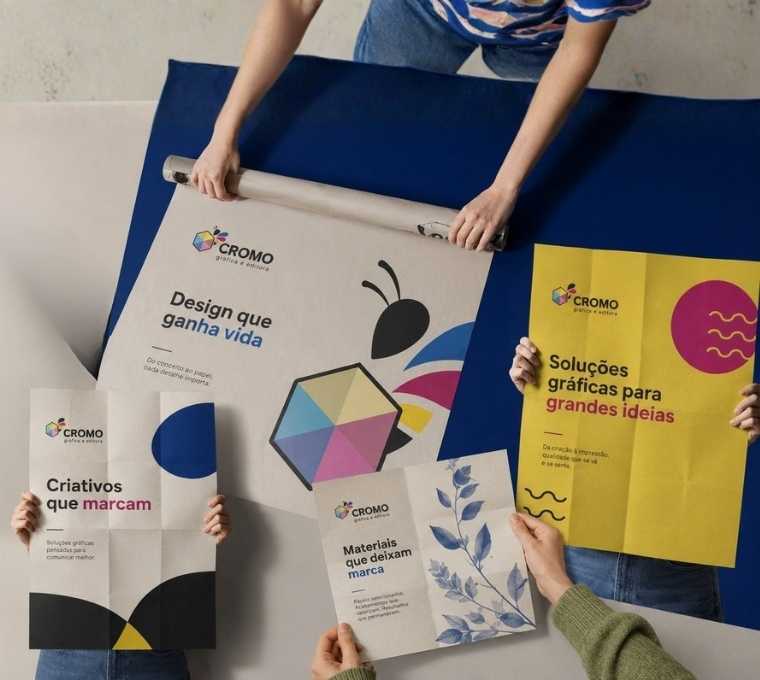 Cartazes personalizados produzidos pela Cromo Gráfica e Editora